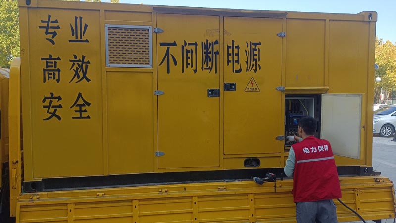 红坪镇柴油发电机组和UPS电源配合使用时，如何避免切换过程中的电力中断？